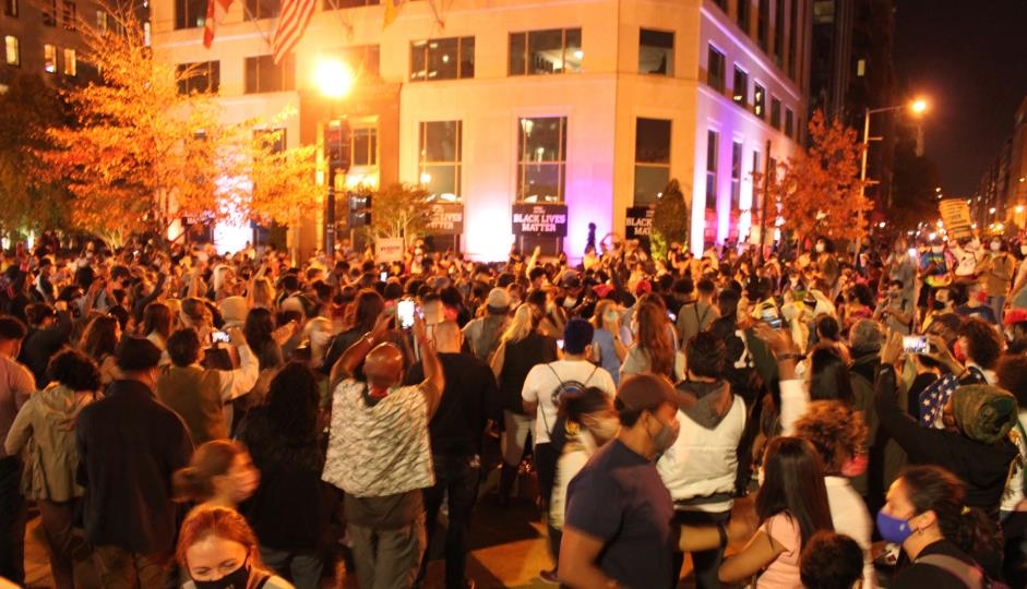 백악관 앞에서 바이든 승리 축하하는 시민들
