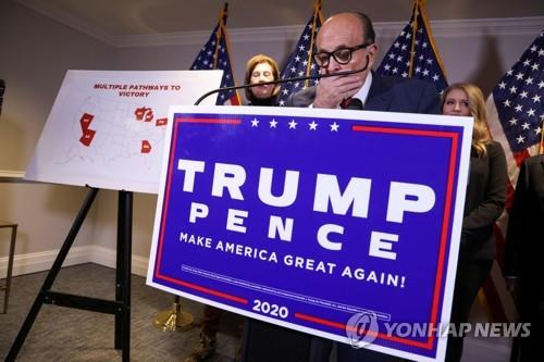 트럼프 법무팀 기자회견. 법무팀을 이끄는 줄리아니의 왼쪽 뒤편에 선 파월