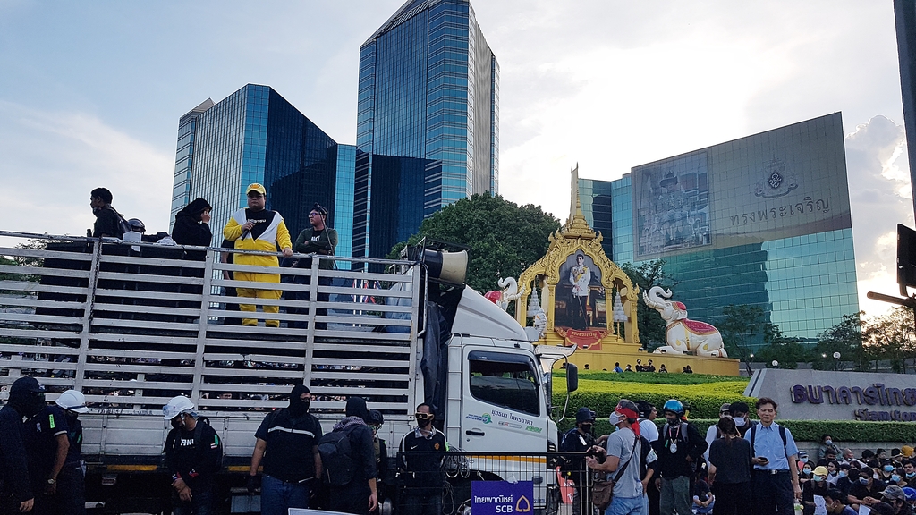 반정부 시위 지도부가 국왕 초상화 앞에서 연설하고 있다. 2020.11.25