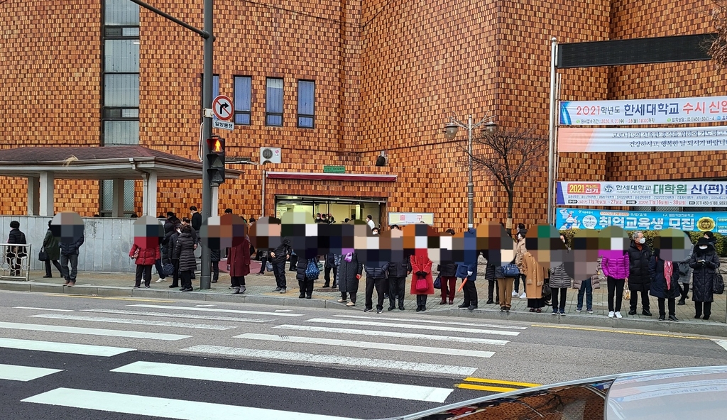 서울 여의도순복음교회에 예배보러 가는 교인들