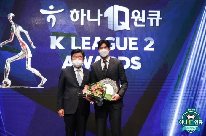 공로상을 받은 정조국(오른쪽)과 권오갑 한국프로축구연맹 총재.