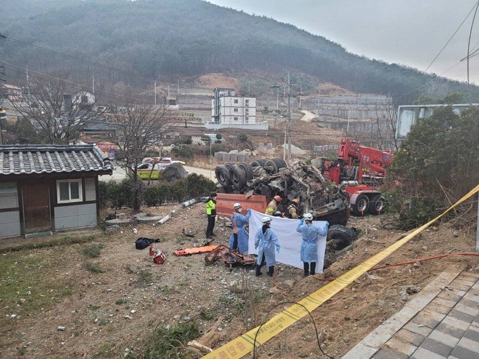 안성 덤프트럭 전복 사고