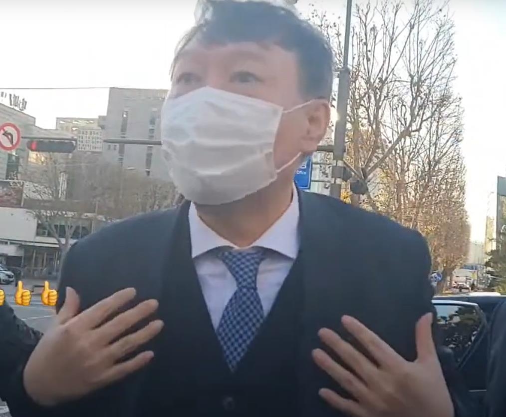 출근길 시민들과 만나는 윤석열 검찰총장