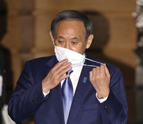 (도쿄 교도=연합뉴스) 스가 요시히데(菅義偉) 일본 총리가 16일 오후 일본 총리관저에서 기자들의 취재에 응하며 마스크를 벗고 있다. 그는 신종 코로나바이러스 감염증(코로나19)이 확산한 가운데 자신이 다수가 참석하는 회식을 한 것에 대해 사과했다.