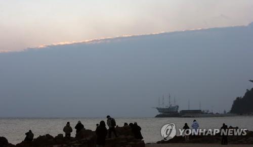 구름 커튼에 가려진 동해안 일출 명소