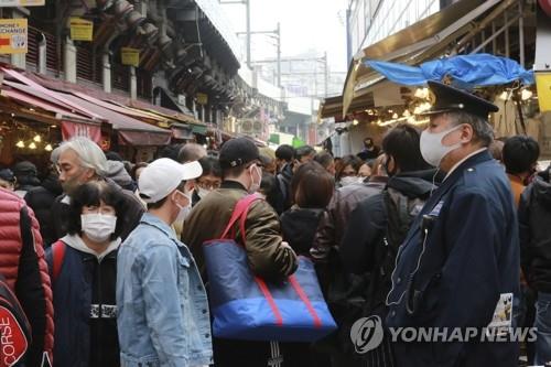 (도쿄 AP=연합뉴스) 30일 도쿄 우에노의 아메요코 전통시장이 새해맞이 쇼핑에 나선 사람들로 북적이고 있다. 일본에선 코로나19가 확산하고 있지만 사람 간 접촉 줄이기를 강제하는 정책은 시행하지 않고 있다.