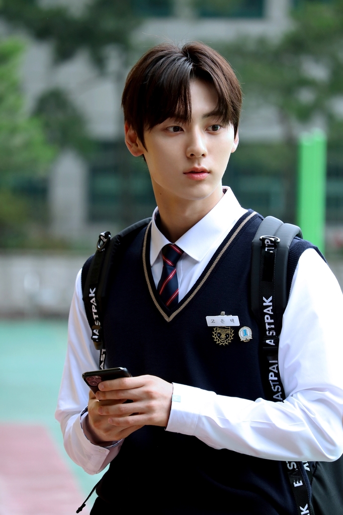 JTBC 드라마 '라이브온'에서 주연 고은택을 연기한 황민현