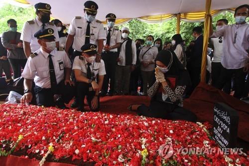 희생자 중 첫 신원 확인된 승무원 오키 비스마의 장례식