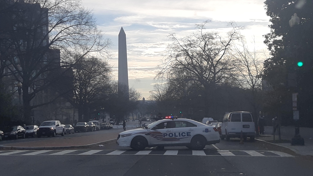 백악관으로 이어지는 도로 차단한 경찰