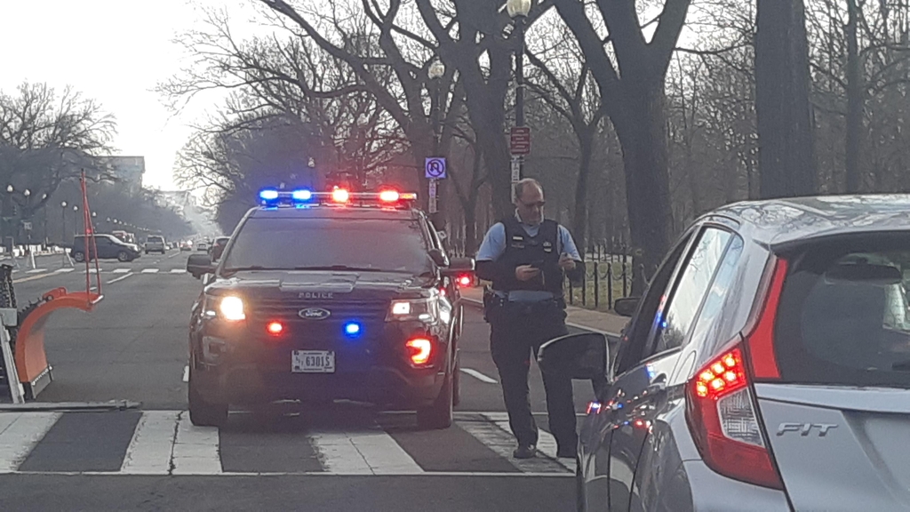 백악관 앞 도로 통제하고 검문하는 경찰