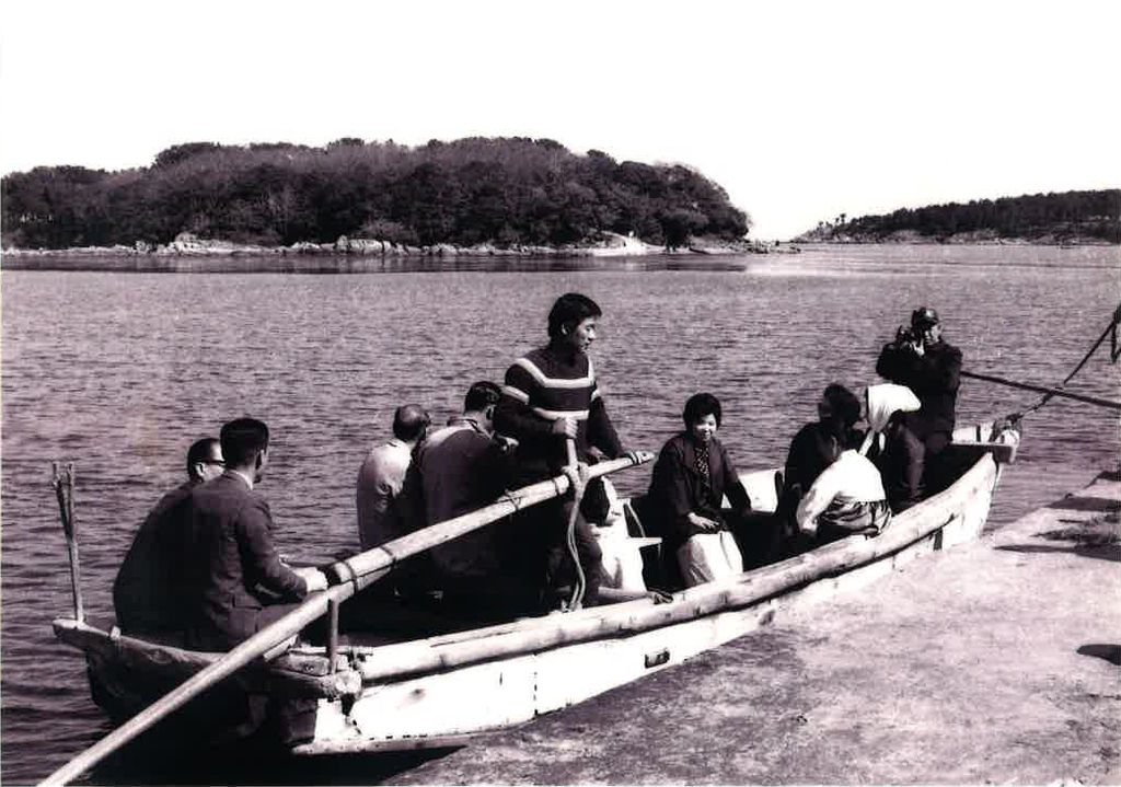 울주군 목도 동백공원에 벚꽃 구경하러 가는 상춘객(1967년)