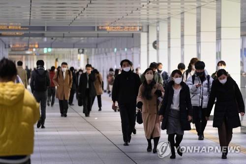 (도쿄 AFP=연합뉴스) 신종 코로나바이러스 감염증(코로나19) 긴급사태가 선포된 가운데 13일 일본 도쿄도(東京都) 신주쿠(新宿)구에서 사람들이 이동하고 있다.
