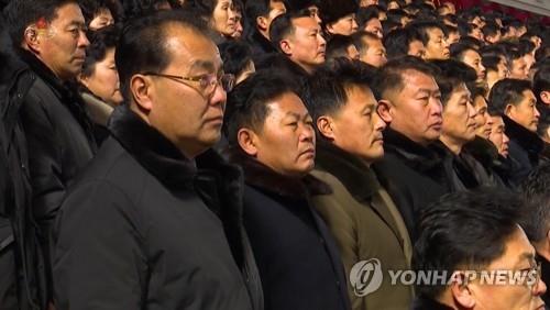 열병식 구경하는 북한 주민들, '노 마스크' 