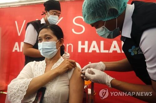 중국 시노백사 코로나19 백신 맞는 인니 보건종사자