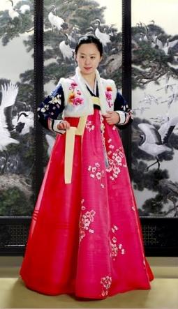 꽃무늬 배자를 입은 북한 여성