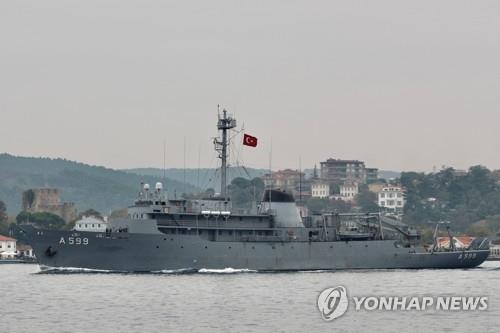 2019년 보스포루스 해협을 통과하는 터키 조사선 'TCG체쉬메'