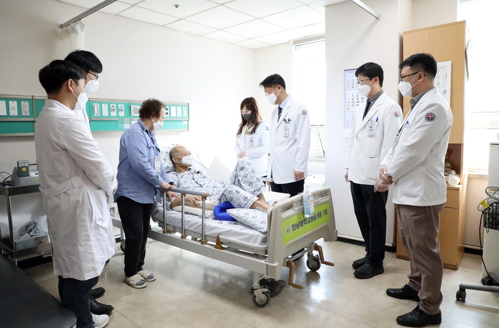 좌심실 보조장치 이식수술 환자 회진하는 전남대병원 의료진