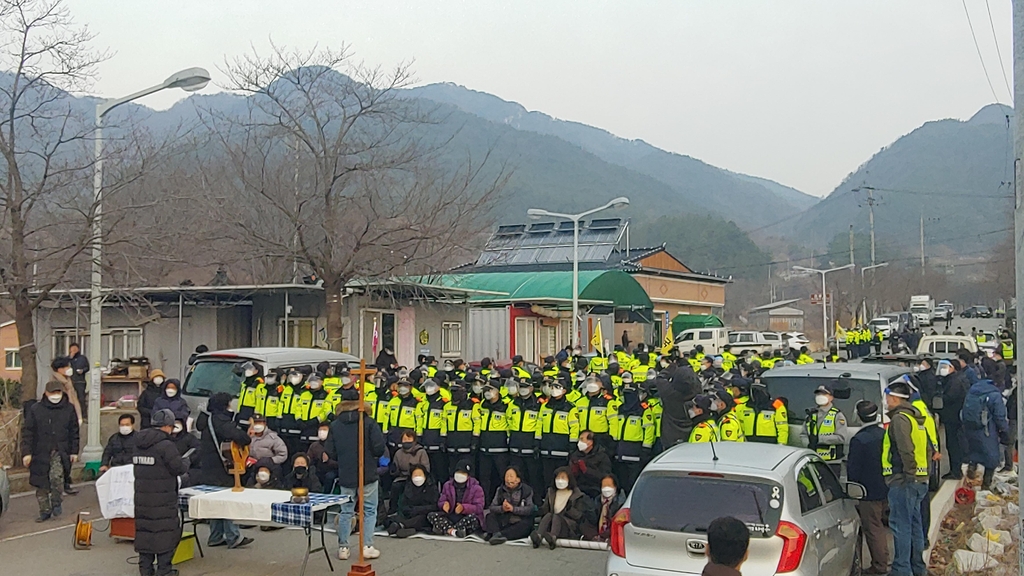 25일 성주 소성리 마을회관 앞