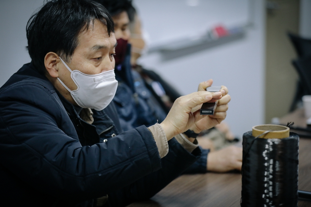 개발된 공정으로 생산된 CFRP 부품을 설명하는 생기원 최경락 수석연구원