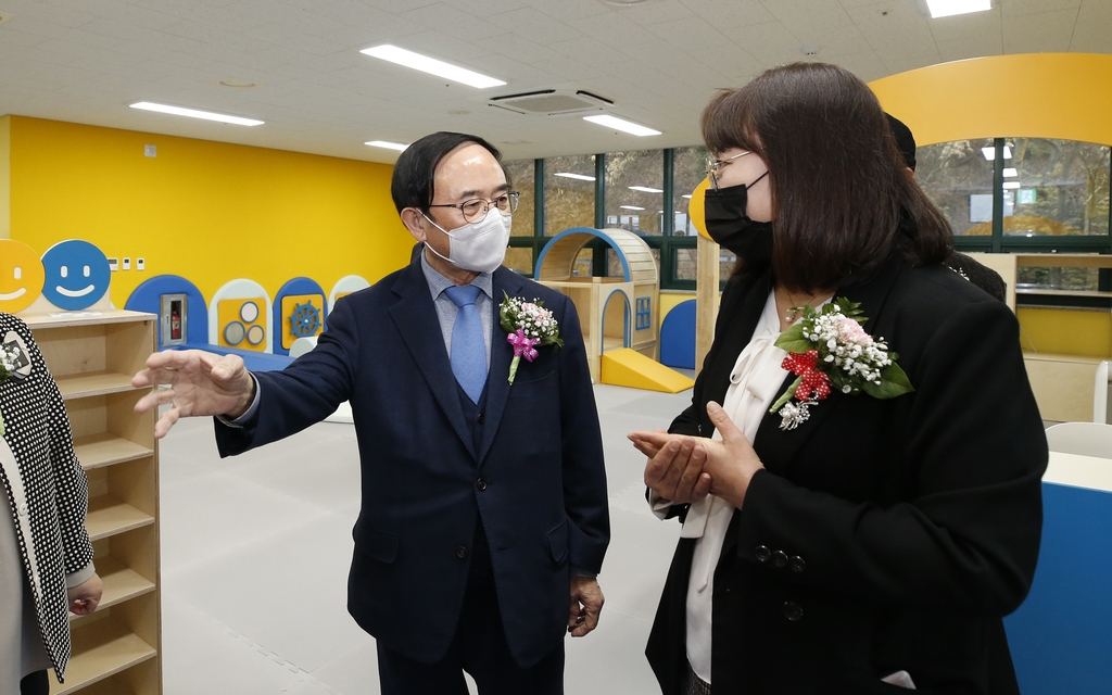 어린이집 둘러보는 심민 임실군수