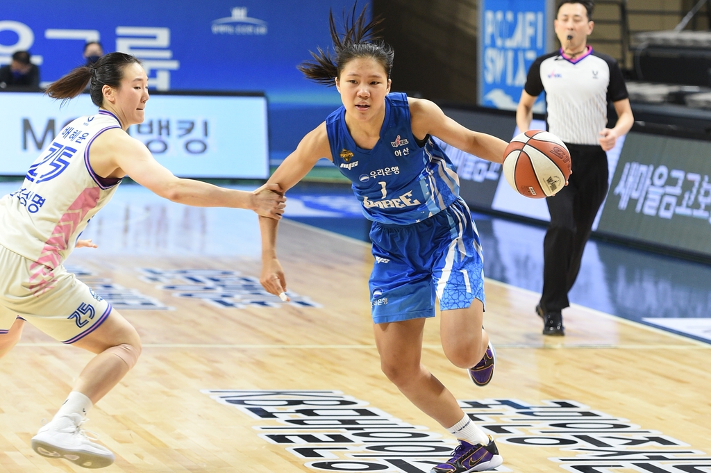 PO 1차전에서 돌파를 시도하는 우리은행 박지현(오른쪽)