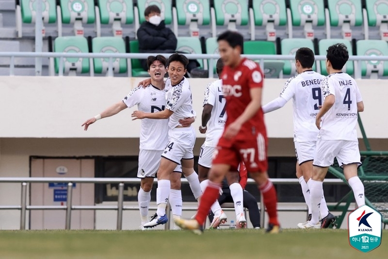 동료들과 골세리머니를 펼치는 서울 이랜드FC 수비수 이상민.