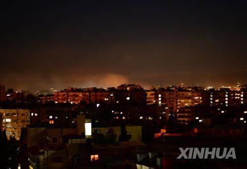 이스라엘의 공격으로 추정되는 미사일 타격후 연기가 피어오르는 다마스쿠스 시가지