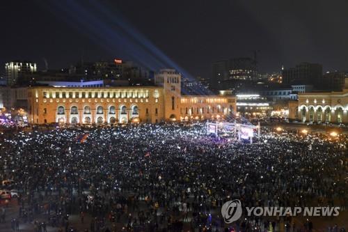 아르메니아 수도 예레반에 모인 파쉬냔 총리 지지자