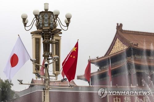 2018년 아베 신조(安倍晋三) 당시 일본 총리의 방중을 맞아 중국 베이징(北京) 자금성 부근에 걸린 양국 국기