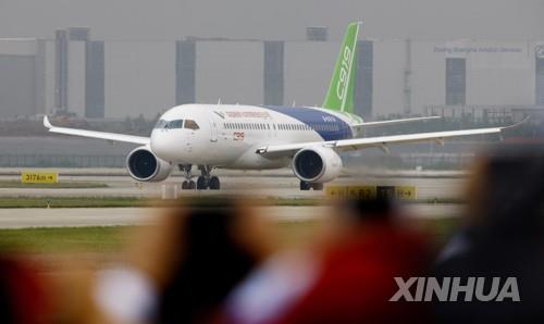 활주로 위의 C919