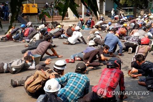 군경의 발포 후 바닥에 엎드린 만달레이 시위대