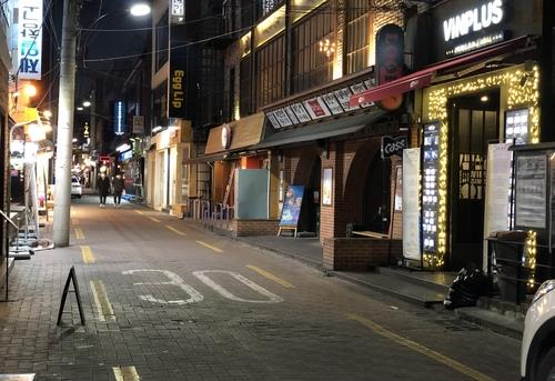 지난해 연말 한산한 클럽 골목
