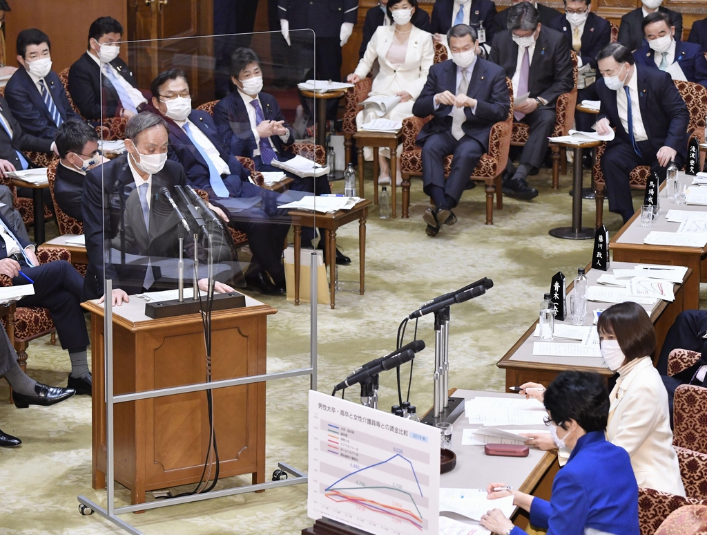 (도쿄 교도=연합뉴스) 스가 요시히데 일본 총리가 4일 오후 열린 참의원 예산위원회에서 의원들의 질의에 답변하고 있다. 