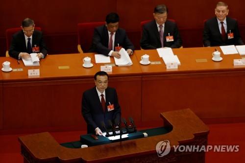 전인대 업무보고하는 리커창 총리