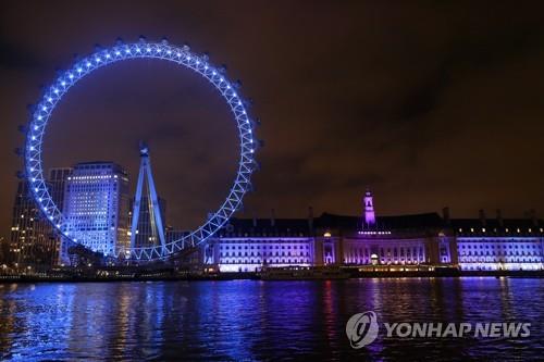 '코로나19 의료진 응원' 파란 조명 빛나는 런던아이