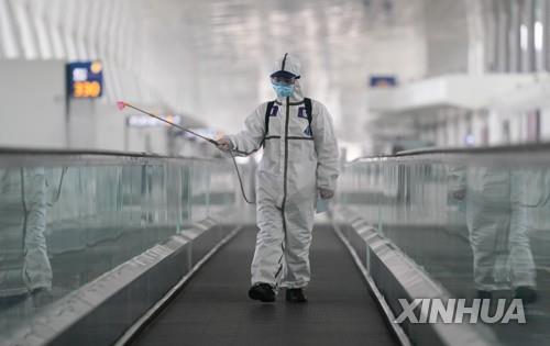 중국 우한 공항 소독하는 방역 요원