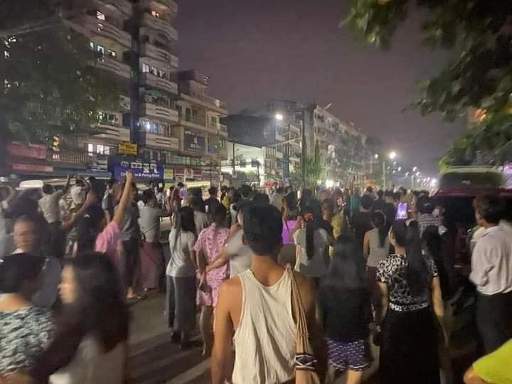 8일 밤 통행금지를 깨고 거리로 나온 양곤 시민들