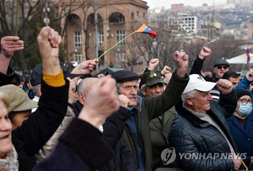 총리 퇴진 요구하는 아르메니아 야권 지지자들