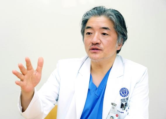 (서울=연합뉴스) 김잔디 기자 = 김병극 세브란스병원 심장내과 교수가 연합뉴스와의 인터뷰에서 급성 관상동맥증후군의 재발 위험에 관해서 설명하고 있다. 2021.03.29.
