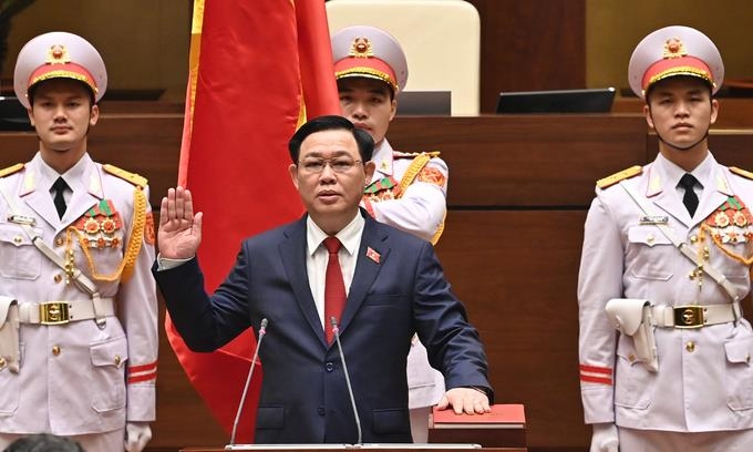 브엉 딘 후에 신임 국회장이 31일 취임 선서를 하고 있다.