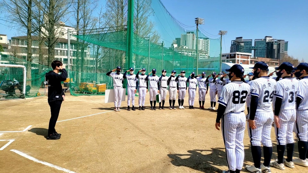 박건우와 서울고 야구부 후배