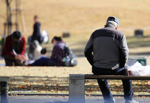 지난 2월 신종 코로나바이러스 감염증(코로나19)이 확산한 가운데 일본 도쿄도(東京都)의 한 공원에서 노인이 혼자 벤치에 앉아 있는 모습. [연합뉴스 자료사진] 