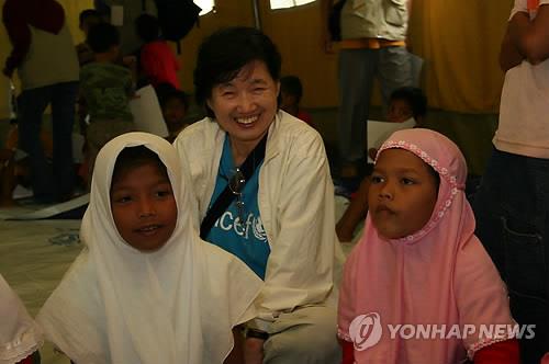 유니세프 친선대사로 활동한 고 박완서 작가