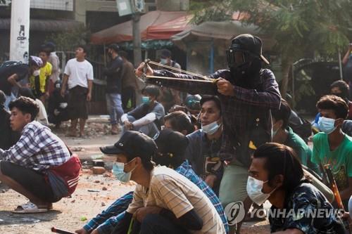 군경 유혈 진압에 새총으로 맞서는 미얀마 시위대