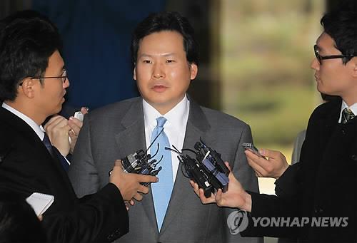2010년 피의자 신분으로 서울지방경찰청 들어서는 최철원 마이트앤메인 대표