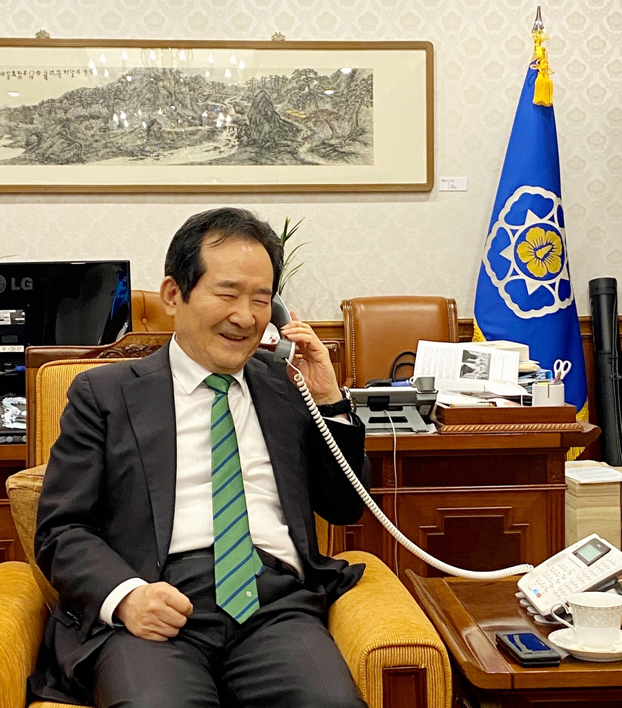 한국케미호 선장과 통화하는 정세균 국무총리