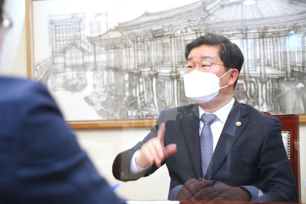 연합뉴스와 인터뷰하는 전해철 행정안전부 장관