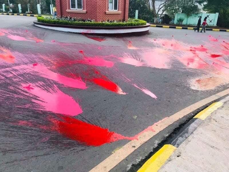 시민들, 물 축제에 물 대신 '빨간 페인트' 뿌리며 희생자 추모