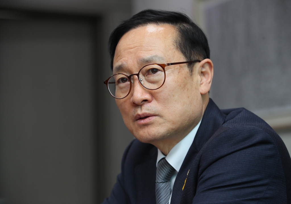 연합뉴스와 인터뷰 중인 민주당 홍영표 의원