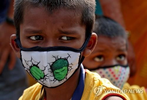 마스크를 쓴 인도 뭄바이의 어린이. [로이터=연합뉴스]